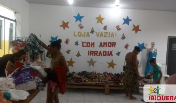A Primeira-Dama Simone Almeida realiza ação social “Loja Solidária” para doação de roupas pelo segundo ano em Ibiquera