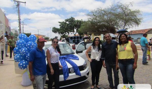 O prefeito Ivan Ivan Almeida entregou dois carros 0Km adquiridos com recursos próprios ao Município