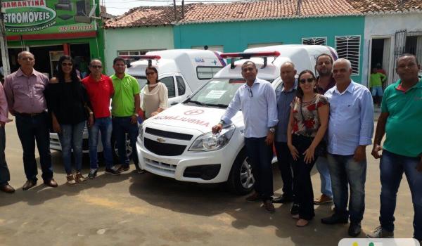 Prefeito de Ibiquera Ivan Almeida consegue uma nova ambulância para o município junto ao governo do estado